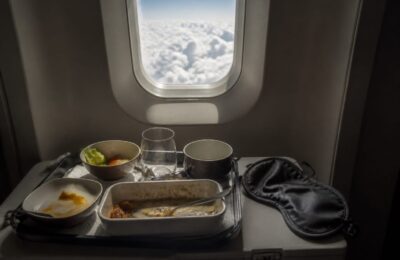 Alimentația și hidratarea pot reduce jet lagul după un zbor lung