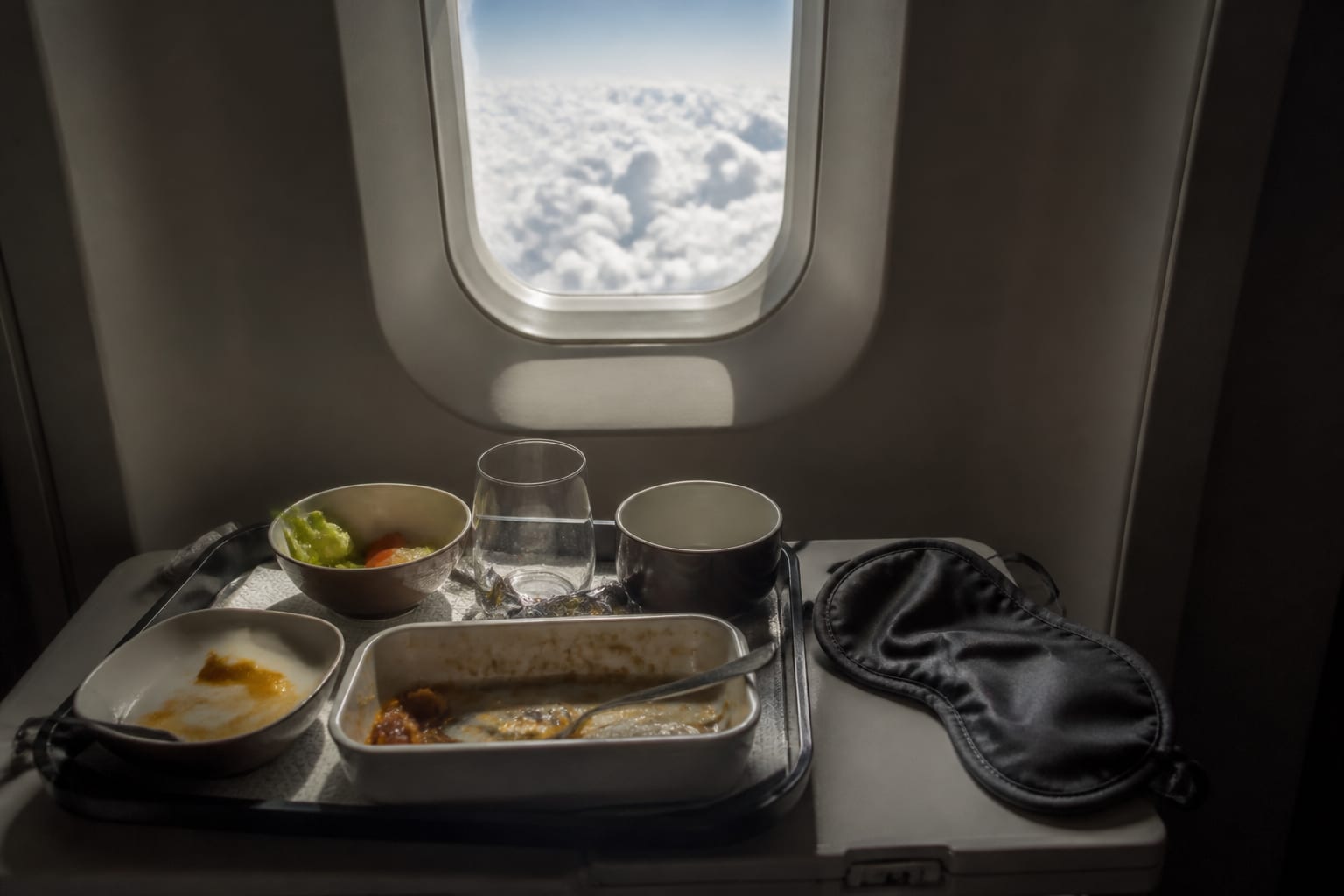 Alimentația și hidratarea pot reduce jet lagul după un zbor lung