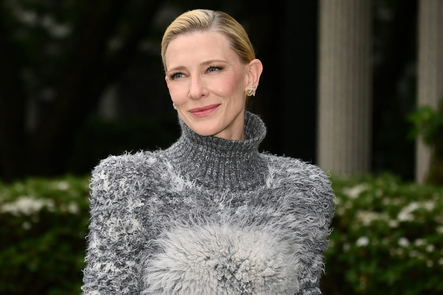 Cate Blanchett a venit la Paris Fashion Week alături de fiul ei de 18 ani după aproape un deceniu