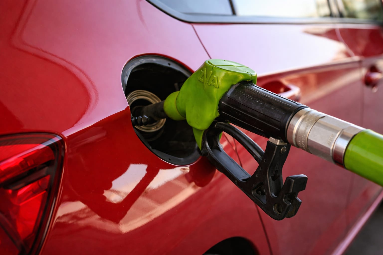 De la 1 iulie cresc carburanții, punctul de amendă ajunge la 216,5 lei, iar coletele ieftine din afara UE sunt taxate suplimentar