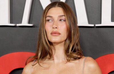 Metoda în doi pași a lui Hailey Bieber pentru un aspect mai odihnit sub ochi