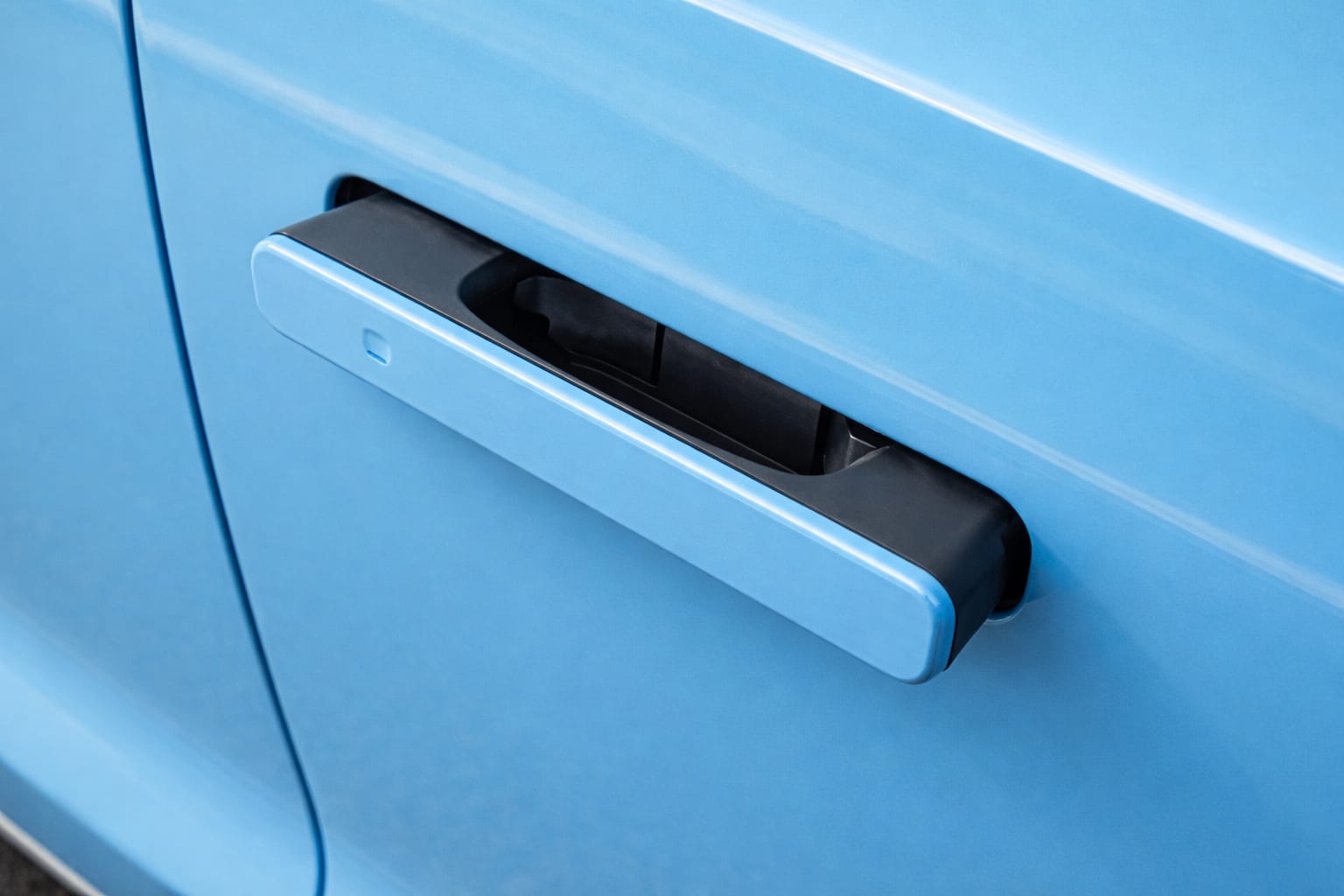 NHTSA vrea reguli noi pentru mânerele electronice ca ieșirea din mașină să fie clară după impact