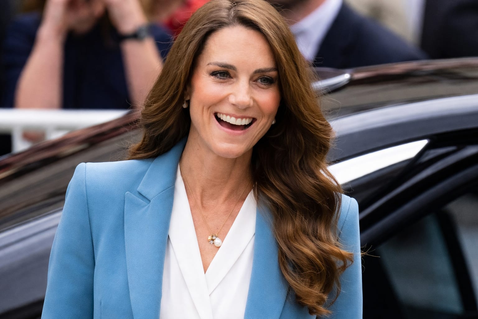Pantalonii scurți de 65 de lire purtați de Kate Middleton s-au vândut aproape complet după provocarea Three Peaks