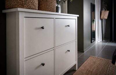 Un hack IKEA cu HEMNES adaugă spațiu de depozitare într-un hol obișnuit