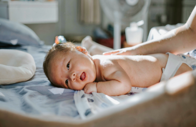 Un studiu pe peste 5.300 de sugari arată că alăptarea exclusivă poate reduce diferențe din microbiom după cezariană sau antibiotice