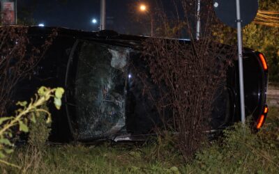 Accident în Bragadiru: o mașină de lux distrusă complet după ce s-a răsturnat din cauza vitezei pe carosabil umed