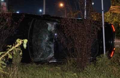 Accident în Bragadiru: o mașină de lux distrusă complet după ce s-a răsturnat din cauza vitezei pe carosabil umed