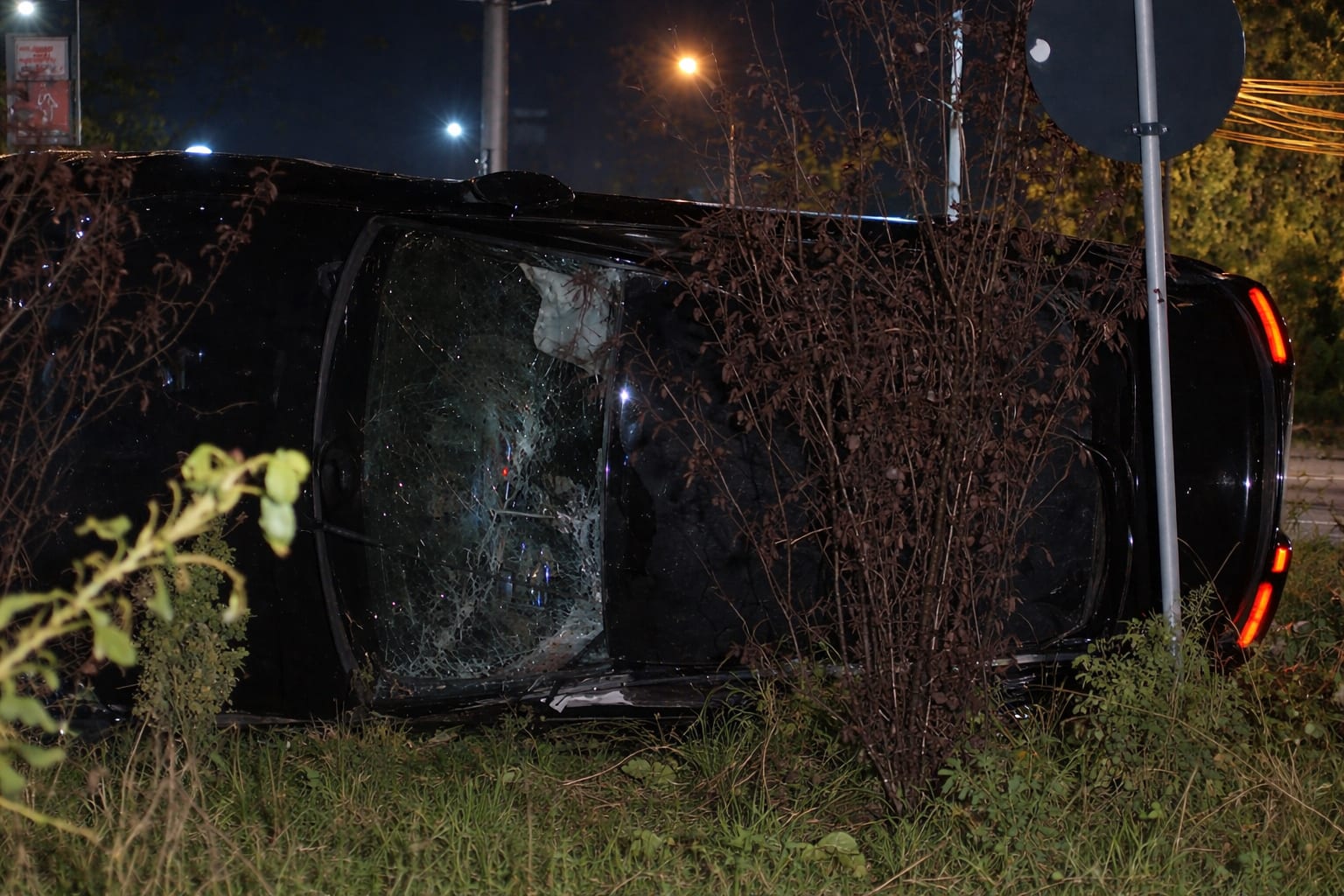 Accident în Bragadiru: o mașină de lux distrusă complet după ce s-a răsturnat din cauza vitezei pe carosabil umed