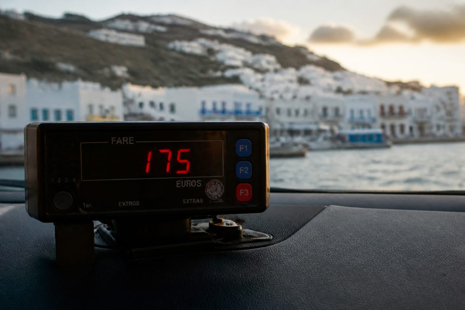 Cât costă neatenția în Grecia: un turist a plătit 175 de euro pe taxi, iar controalele s-au întețit în stațiuni