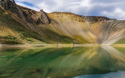 Racoș, o destinație de weekend: ce vezi și cât costă intrarea la Lacul de Smarald și vulcanul stins