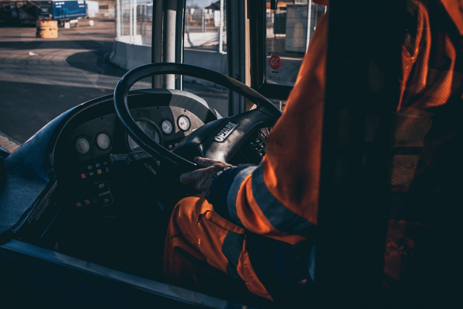 Șofer la volanul unui autobuz