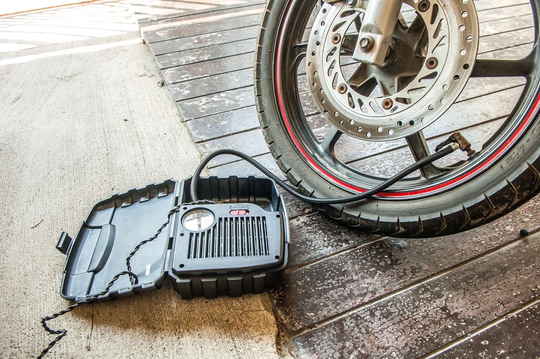 Umflarea anvelopei unei motociclete