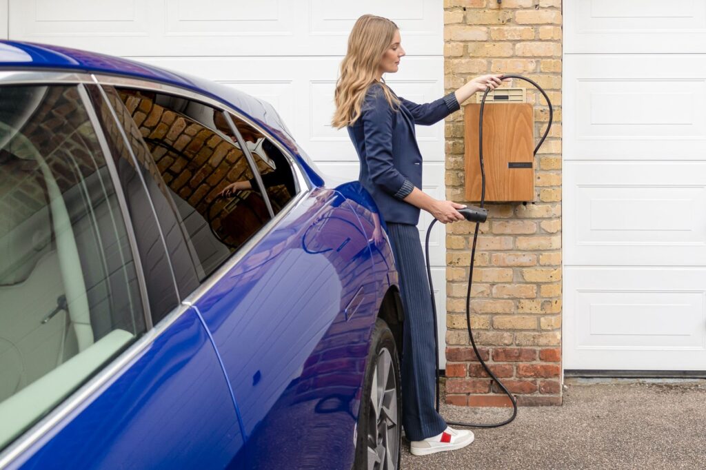 Câtă baterie pierde o mașină electrică parcată fără priză. La Tesla, unele funcții pot consuma până la 8% pe zi