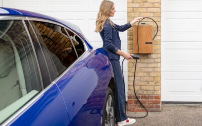 Câtă baterie pierde o mașină electrică parcată fără priză. La Tesla, unele funcții pot consuma până la 8% pe zi