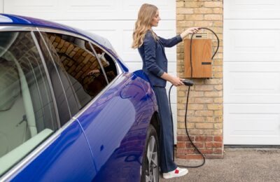 Câtă baterie pierde o mașină electrică parcată fără priză. La Tesla, unele funcții pot consuma până la 8% pe zi