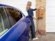 Câtă baterie pierde o mașină electrică parcată fără priză. La Tesla, unele funcții pot consuma până la 8% pe zi