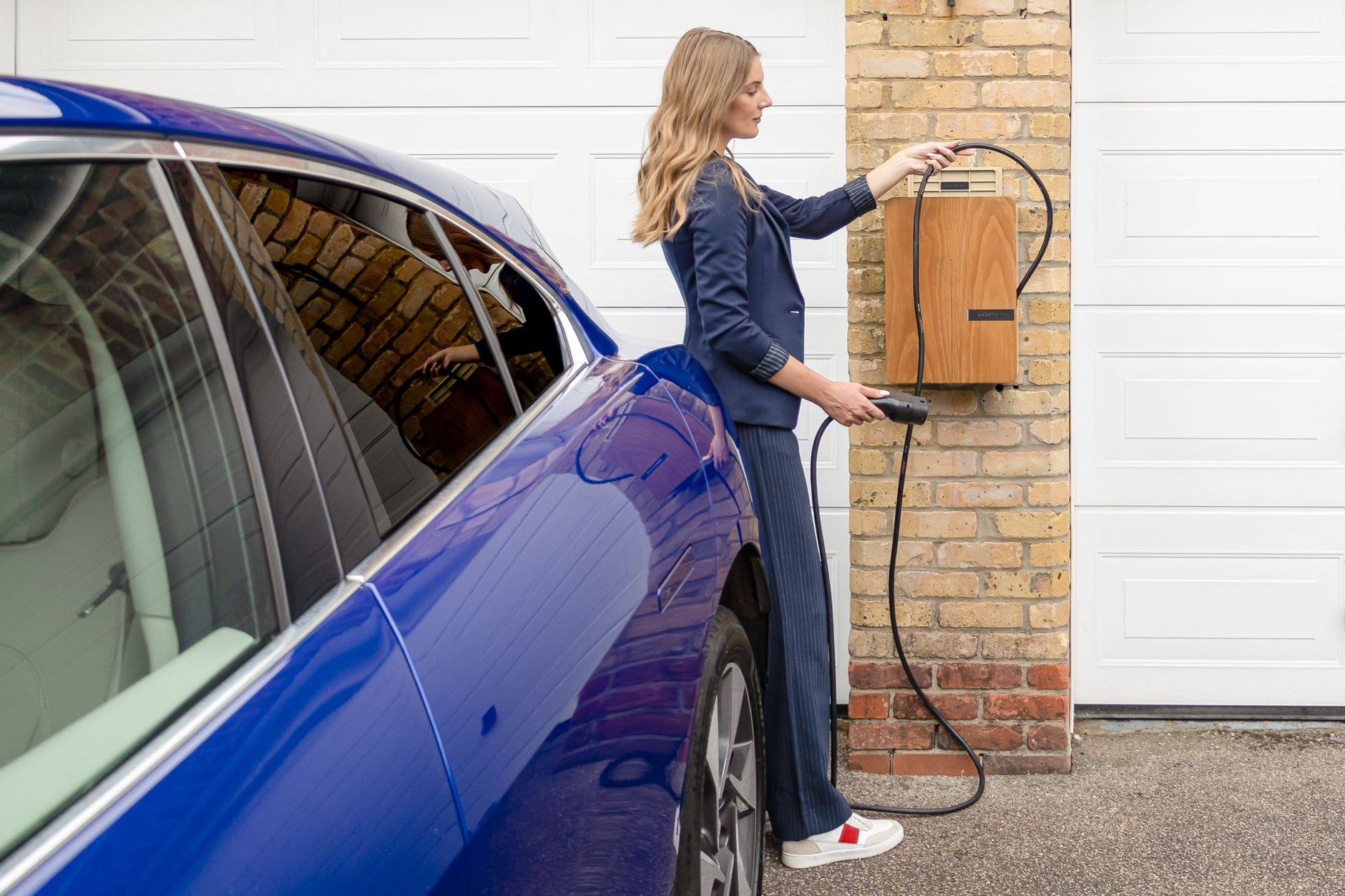 Încărcare baterie mașină electrică parcată