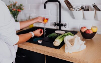 Cum se protejează alimentele și aparatele în timpul curățeniei. Șapte greșeli frecvente în bucătărie