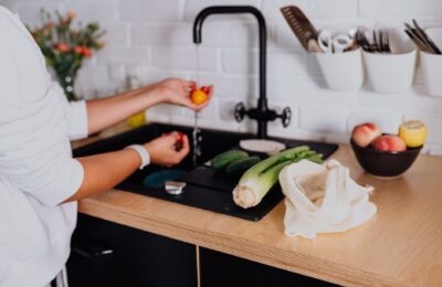 Cum se protejează alimentele și aparatele în timpul curățeniei. Șapte greșeli frecvente în bucătărie