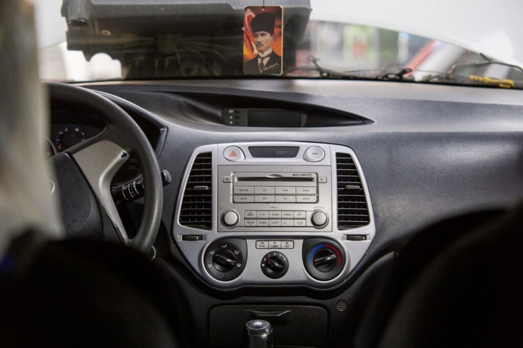 Cum se îmbunătățește sunetul din mașină prin patru intervenții de sub 100 de dolari fiecare, fără un radio nou