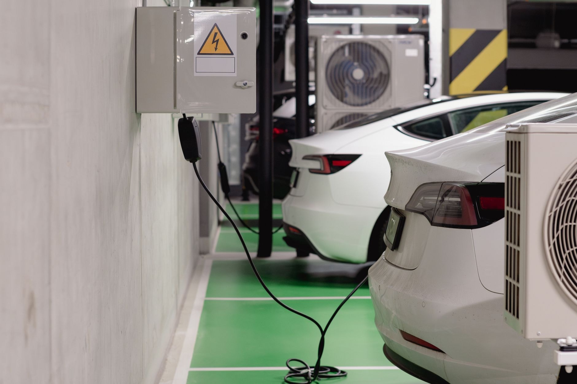 Mașini electrice la stație de încărcare